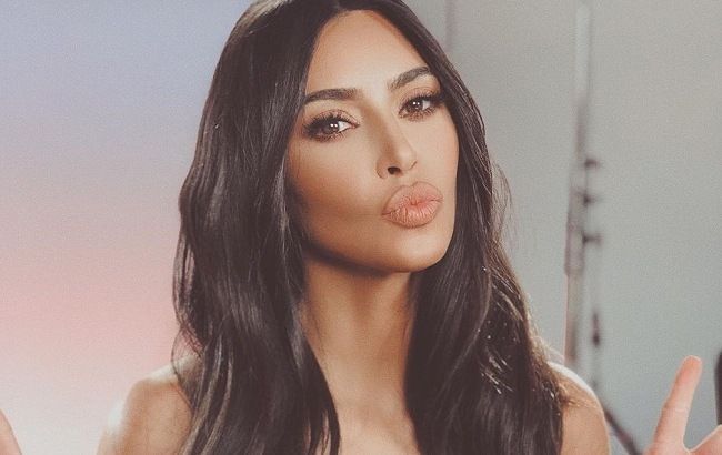 В кожаном костюме и облегающем боди: Ким Кардашьян демонстрирует пышные формы в стильном total look