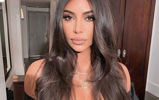 Вот это формы! Ким Кардашьян покорила идеальной фигурой в сияющем платье