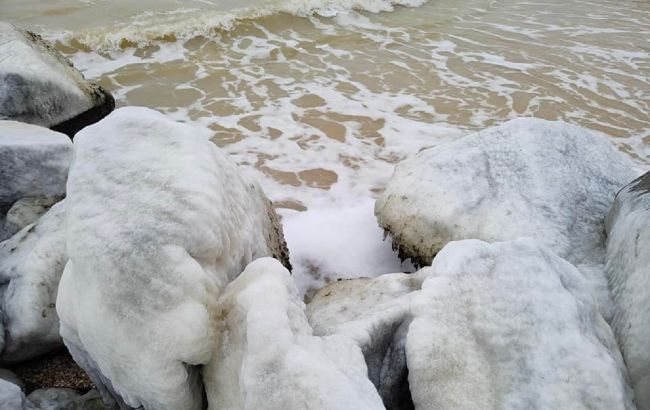 Появились впечатляющие фото обледеневшего берега Кирилловки