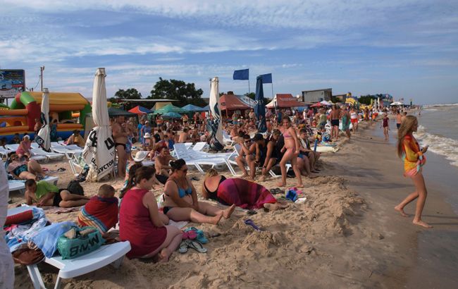 Курорт Кирилловка снова атакуют медузы: в сеть попало видео