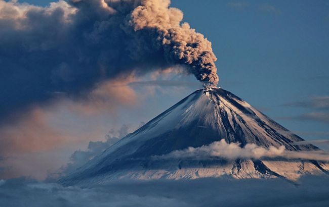 Вулкан Ключевской на Камчатке выбросил столб пепла высотой 7 км