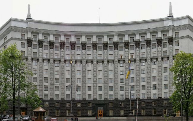 Кабмин хочет повысить акциз на алкоголь и ренту на газ и нефть на 26,7%