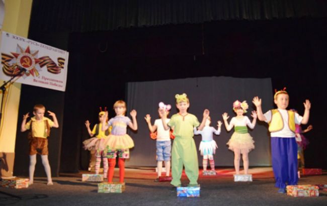 В Ужгороді до 9 травня відбувся концерт на тлі червоних прапорів і георгіївських стрічок