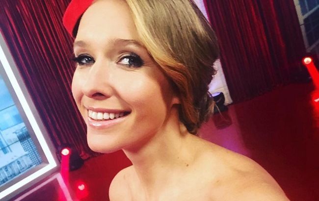 Отдохнувшая Осадчая восхитила новым образом в стильном платье-вышиванке от украинского дизайнера