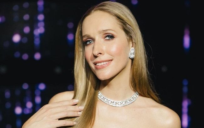 Бутон розы: Катя Осадчая показала, как носить total red образ (фото)