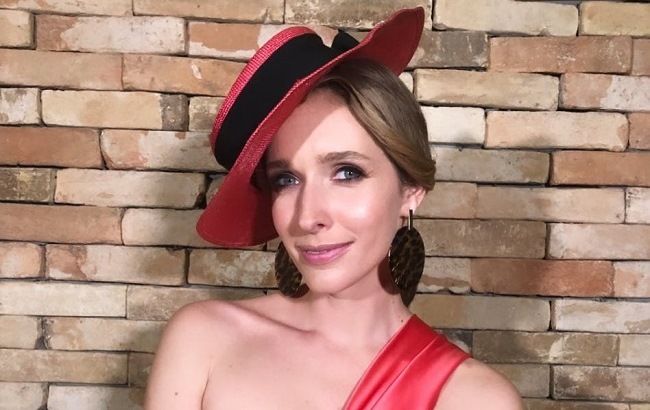 Коктейльная дива: Катя Осадчая восхитила оригинальным образом в открытом топе