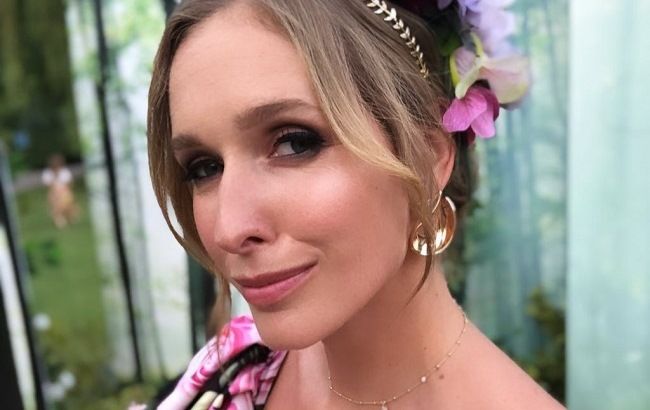 Розовая леди: Катя Осадчая восхитила стройностью в вечернем цветастом платье