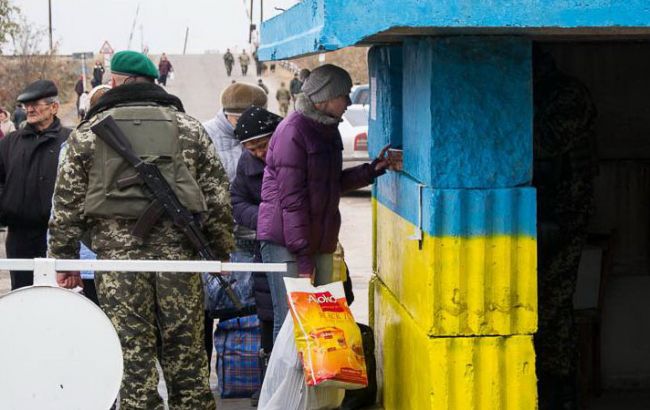 КПВВ в Станице Луганской закрыт из-за обстрелов, ранен военный