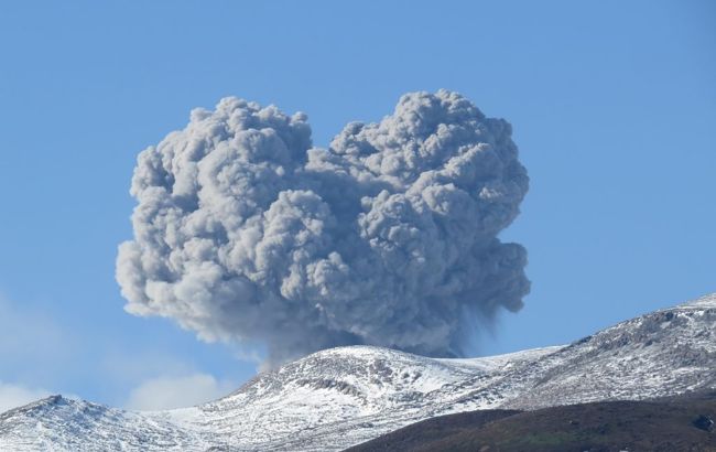 Вулкан Эбеко на Курилах выбросил пепел на высоту 2 км. Есть вероятность извержения