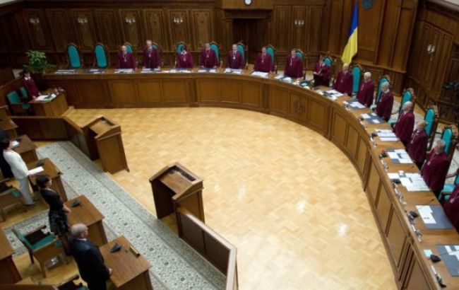 КСУ сегодня рассмотрит изменения в Конституцию по децентрализации