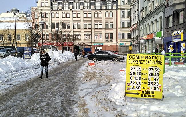 Готівковий курс долара у продажу знизився до 27,10 гривень