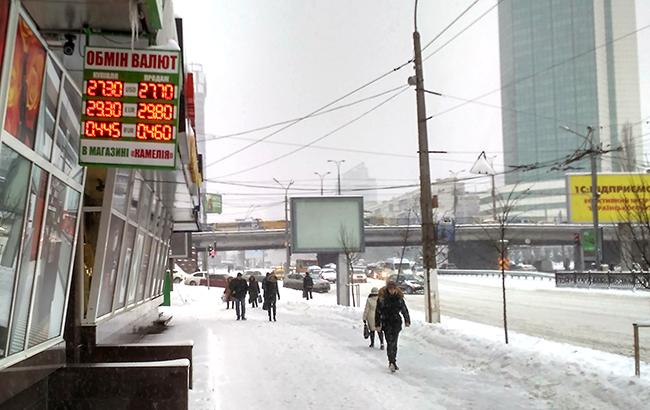 Наличный курс доллара в продаже незначительно повысился до 27,70 гривен