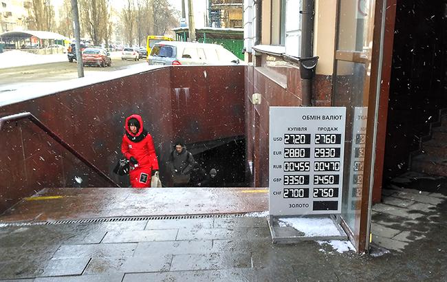 Наличный курс доллара в продаже повысился до 27,23 гривен