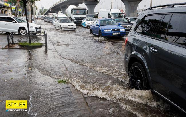 Киев и область накрыло ненастье: дороги превратились в реки
