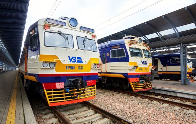 В Києві людина впала під потяг. Міська електричка затримується