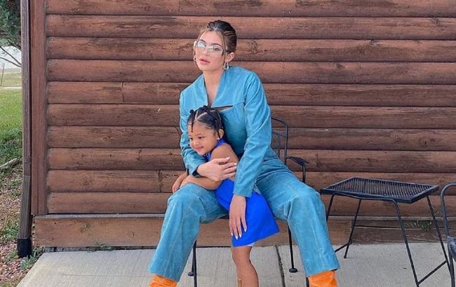 Мамина модница: Кайли Дженнер восхитила сеть стильным образом 2-летней дочери