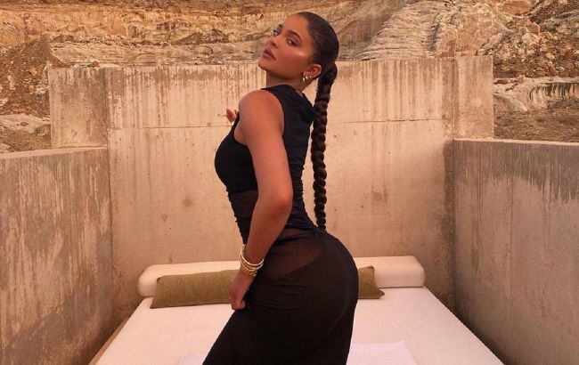 Просто вау: Кайли Дженнер вызвала восторг роскошной фигурой в облегающем платье