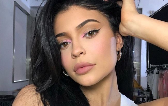 Казково красива: Кайлі Дженнер підкреслила пишні форми відвертою золотистою сукнею