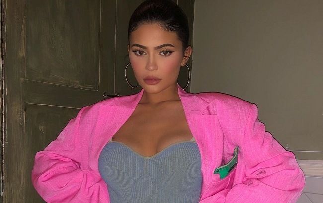 Кайли Дженнер подчеркнула роскошные формы стильными нарядами