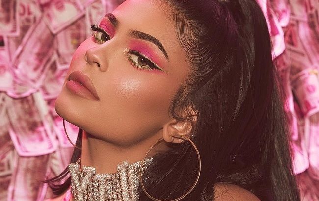 Королева гламуру: Кайлі Дженнер красується на обкладинці глянцю в образі відомої кінодіви