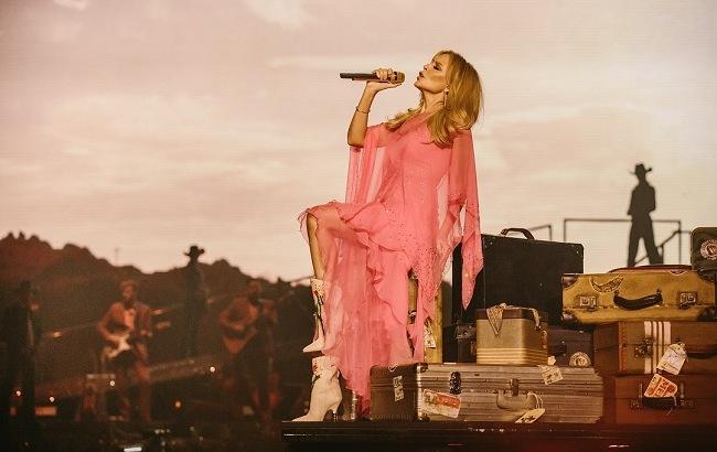 Знаменитая певица засветилась в топе от украинского дизайнера