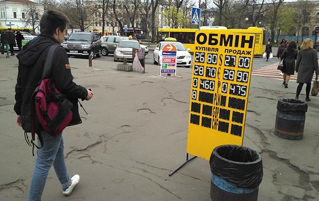 Наличный курс доллара в продаже повысился до 26,53 гривен