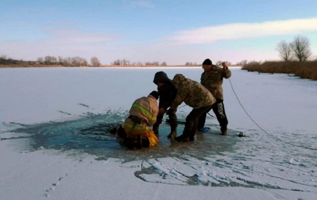 Під Дніпром чоловік заради відео стрибнув в ополонку, але виринути не зміг