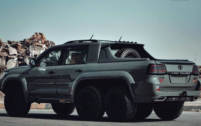 Toyota Land Cruiser 200 превратили в шестиколесный пикап-монстр