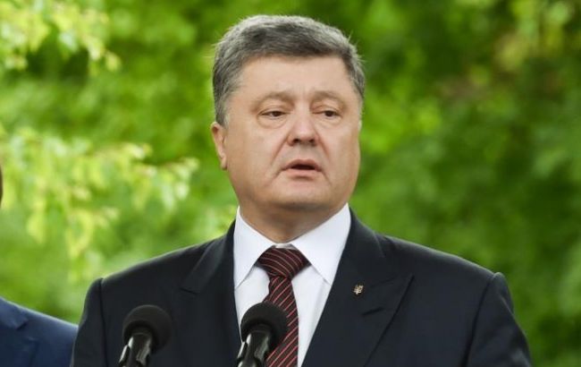 Порошенко: нам надо возвращаться к своей национальной истории и строить свой пантеон героев