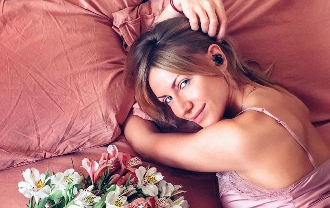 "Ноги від вух": Леся Нікітюк в басейні похвалилася ідеальними формами в смугастому купальнику