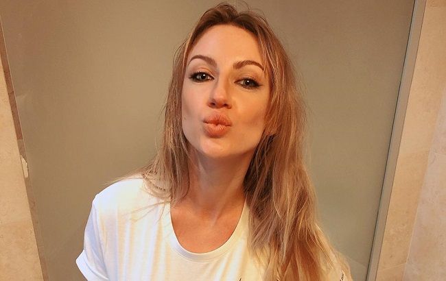 В яскравих лосинах і топі: Леся Нікітюк похвалилася витонченою фігурою на зйомках