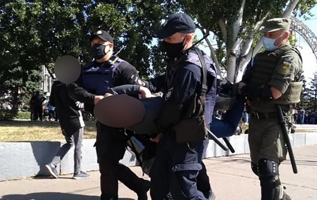 В Запорожье во время акции в толпу бросили петарды