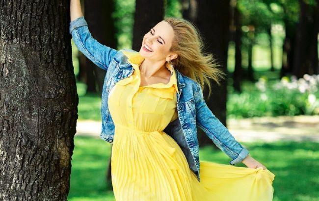 Лілія Ребрик в стильному total black образі привітала всіх блондинок зі святом