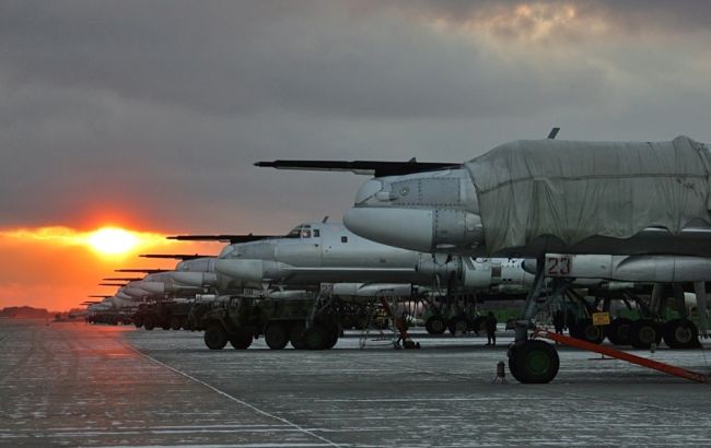 Літак гасили пожежники: з'явилися нові знімки наслідків удару по аеродрому "Енгельс"