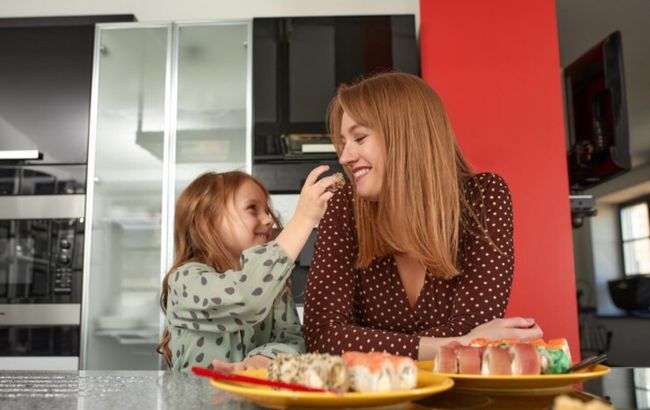 Лікар розповів, з якого віку дітям можна давати суші: це важливо знати