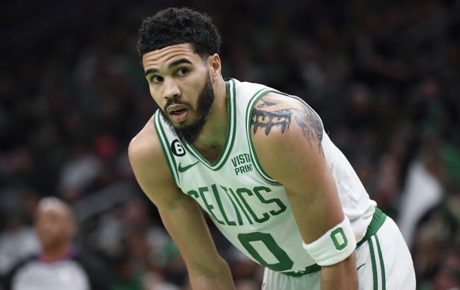Данк лідера "Бостона" однією рукою за ціною травми: момент дня в НБА