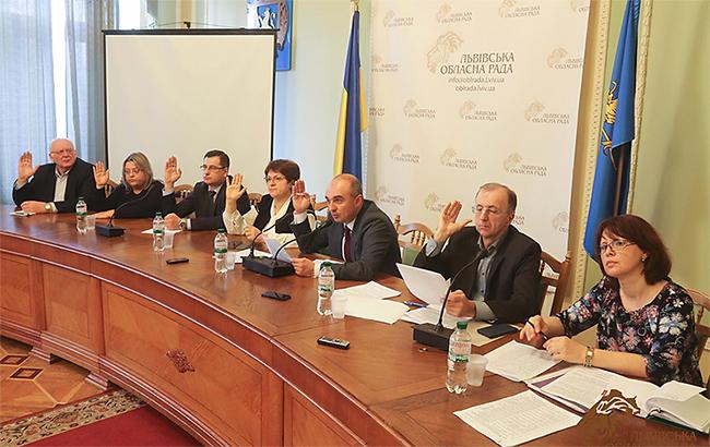 Львовский облсовет требует от президента разорвать дипотношения с Россией