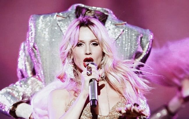 Изменяет Тиллю? Лобода страстно целовалась с известным шоуменом (видео)