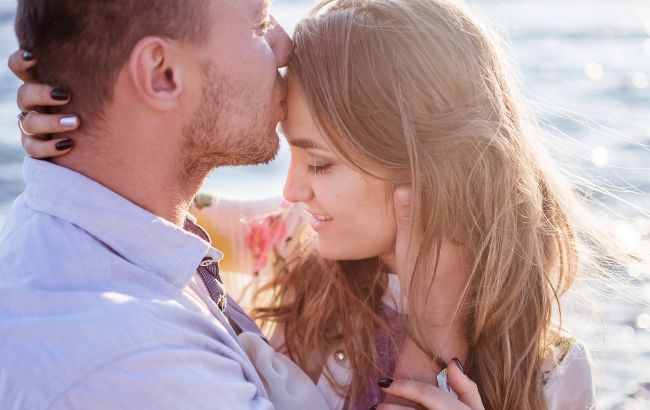 Астролог назвал знаки Зодиака, которые в июне обретут любовь