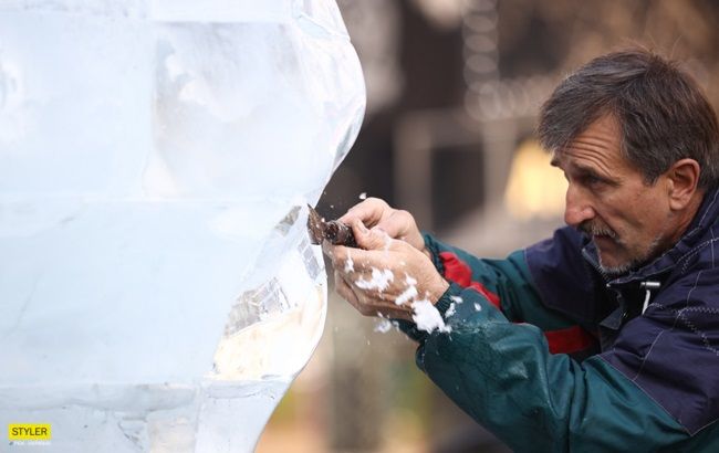В центре Киева собралась толпа, чтобы посмотреть на странную скульптуру (фото)