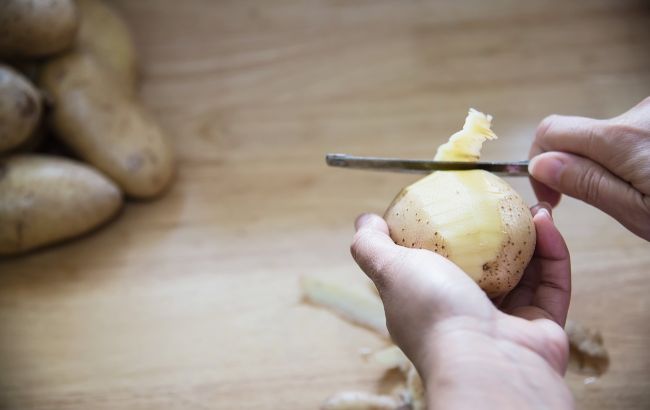 Картоплю можна почистити за лічені секунди: цей лайфхак "підірвав" мережу
