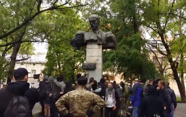 Во Львове пытались снести памятник советскому писателю