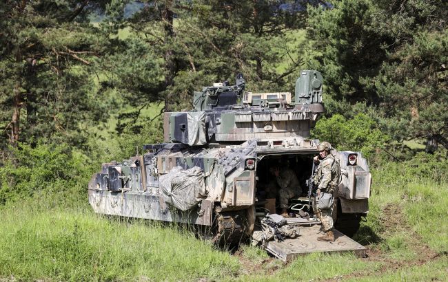 Судно с американскими БМП Bradley для Украины прибыло в Европу