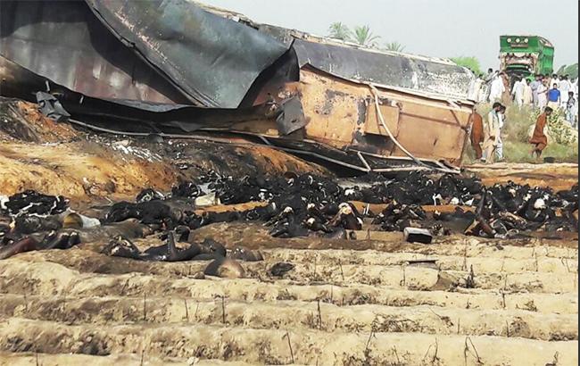 Возгорание бензовоза в Пакистане: число погибших возросло до 148 человек