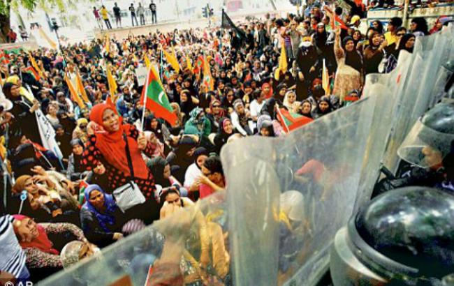 МИД рекомендует украинцам не посещать Мальдивы из-за чрезвычайного положения