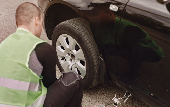 Пробили колесо, а запаски немає: як можна доїхати до місця призначення