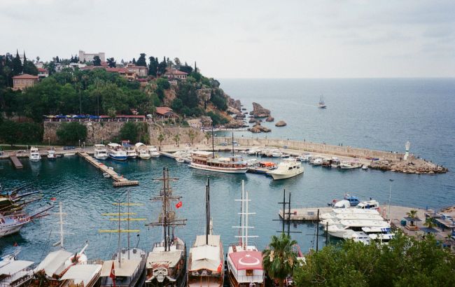 Пляжі замість санкцій. Туреччина прийматиме росіян, попри на війну в Україні