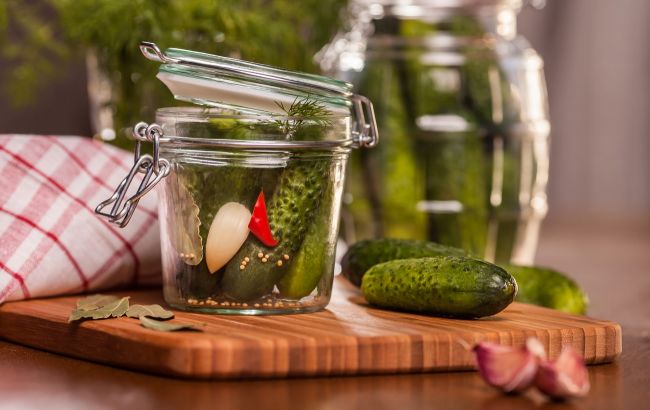 Посинів часник у банці? Дізнайтеся, чи можна їсти такі закрутки