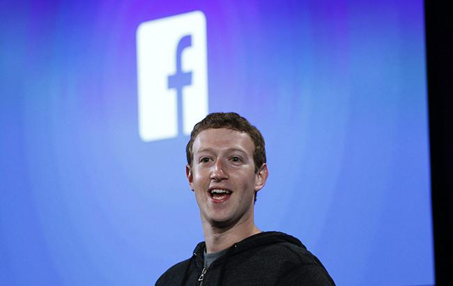 Глава Facebook в прямому ефірі показав своє робоче місце