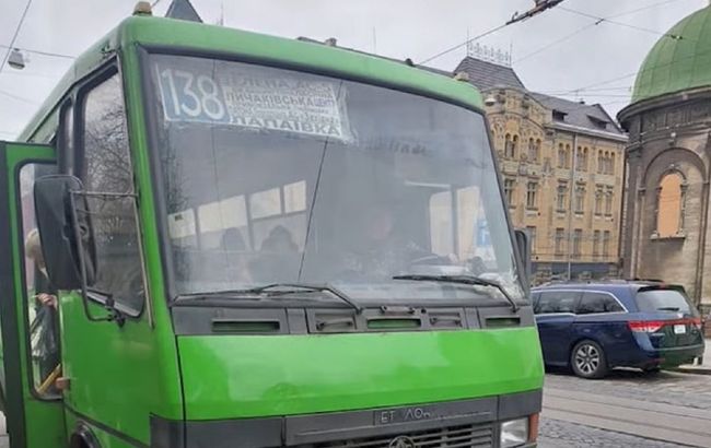 "Платіть чи виходьте": у Львові маршрутник відмовився везти матір загиблого на війні Героя